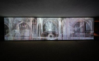Echolocation, 2021 (3-kanals videoprojektion på polypropylen-net) af Mat Collishaw