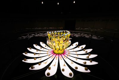 Equinox, 2021 (Akryl, Elektriske kredsløb, Hydraulik, Lak, Motor, Maling, Genbrugsharpiks, Stål) af Mat Collishaw