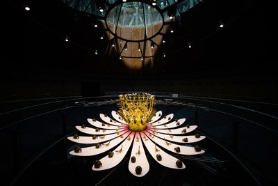 Equinox, 2021 (Akryl, Elektriske kredsløb, Hydraulik, Lak, Motor, Maling, Genbrugsharpiks, Stål) af Mat Collishaw
