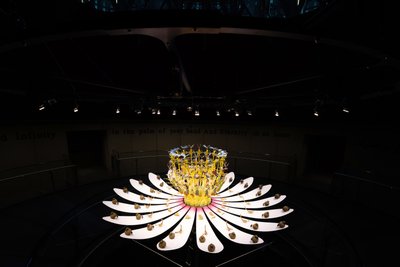 Equinox, 2021 (Akryl, Elektriske kredsløb, Hydraulik, Lak, Motor, Maling, Genbrugsharpiks, Stål) af Mat Collishaw