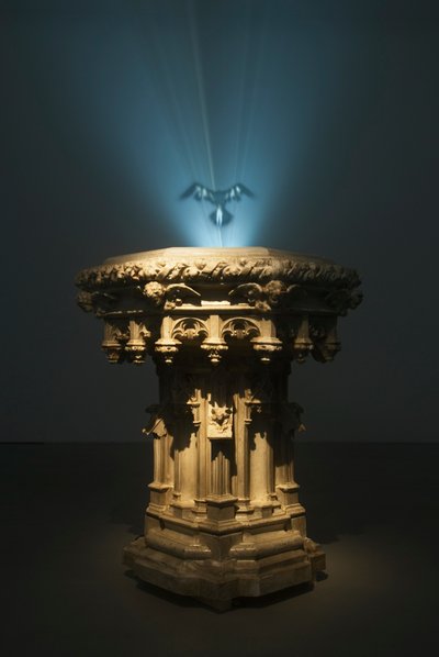 Ganymede, 2007 (Stål, resin, røgmaskine, væske, udsugningsventilator, videoprojektor og dvd-afspiller) af Mat Collishaw