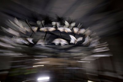 Magic Lantern, 2010 (Stålramme, perforeret aluminiumsplade, ekspanderet harpiks, LED-lys, motor) af Mat Collishaw