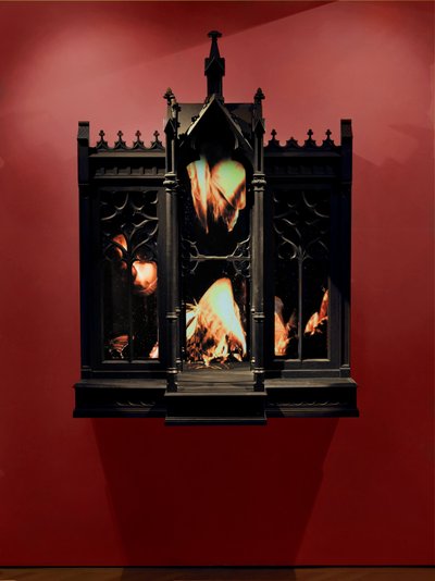 Performance, 2010 (Træ, stål, overvågningsspejl, LCD-skærme og harddisk) af Mat Collishaw