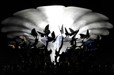 The Garden of Unearthly Delights, 2009 (Stål, aluminium, gips, harpiks, LED-lys, motor) af Mat Collishaw