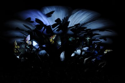 The Garden of Unearthly Delights, 2009 (Stål, aluminium, gips, harpiks, LED-lys, motor) af Mat Collishaw