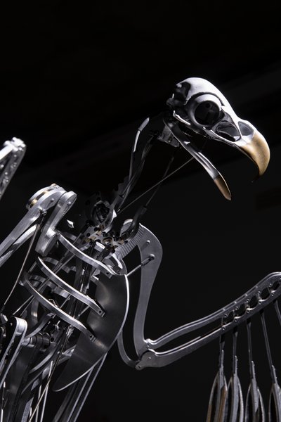 The Nerve Rack, 2019 (Acetal, Akryl, Aluminium, Messing, Elektriske kredsløb, Maling, PVC, Harpiks, Servomotorer, Stål) af Mat Collishaw