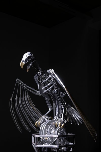The Nerve Rack, 2019 (Acetal, Akryl, Aluminium, Messing, Elektriske kredsløb, Maling, PVC, Harpiks, Servomotorer, Stål) af Mat Collishaw
