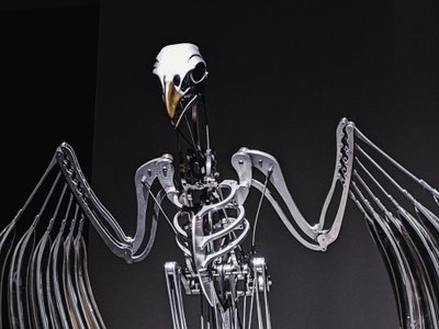 The Nerve Rack, 2019 (Acetal, Akryl, Aluminium, Messing, Elektriske kredsløb, Maling, PVC, Harpiks, Servomotorer, Stål) af Mat Collishaw