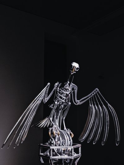 The Nerve Rack, 2019 (Acetal, Akryl, Aluminium, Messing, Elektriske kredsløb, Maling, PVC, Harpiks, Servomotorer, Stål) af Mat Collishaw