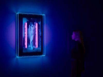 Ultraviolet Angel, 2008 (Ultraviolet blæk på plexiglasboks, 2 ultraviolette neonlys) af Mat Collishaw