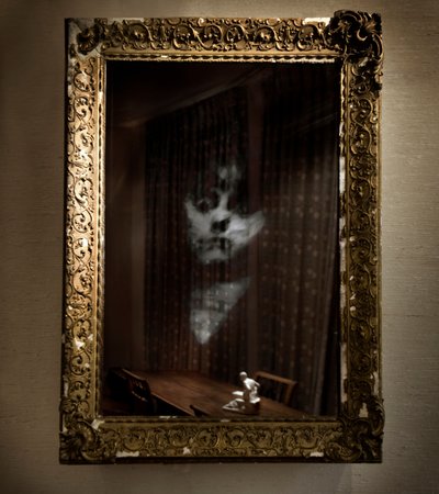 Women Under the Influence, 2009 (Antik ramme, tovejsspejl, træ, stål, LCD-skærm og harddisk) af Mat Collishaw