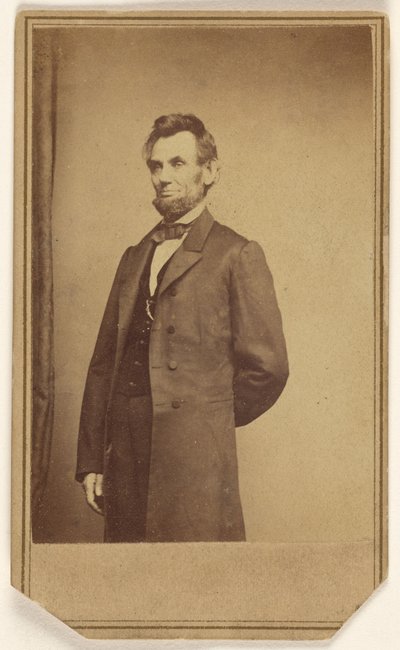 Abraham Lincoln stående med den ene arm bag ryggen af Mathew B. Brady