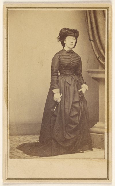 [Uidentificeret kvinde med hat og lang mørk kjole.] af Mathew B. Brady
