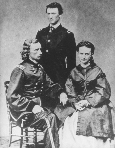 General George A. Custer (1839-76) med sin kone, Elizabeth, og sin bror, Tom (s/h-foto) af Mathew Brady
