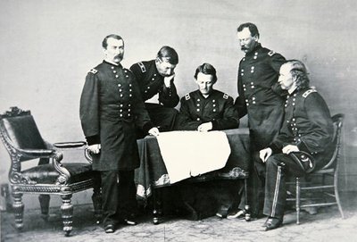 General Sheridan (1831-88) i konference med sin stab, herunder George Custer (1839-76) (s/h foto) af Mathew Brady