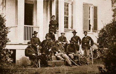 164th New York Volunteers ved general McMahons hovedkvarter, 1861-65 (sepia-foto) af Mathew B. Brady