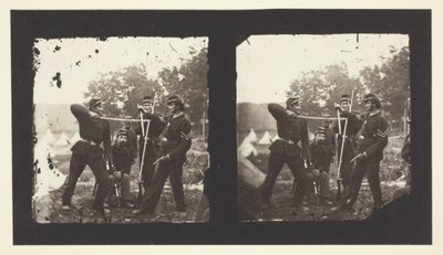 Uden titel [Amerikanske soldater poserer med våben], 1850-1900. af Mathew Brady
