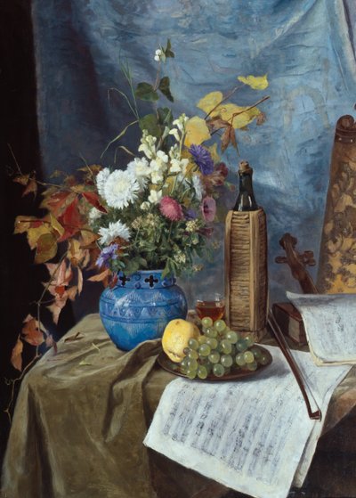 Arrangement med vinflaske, blomster og frugt af Mathilde Dietrichson