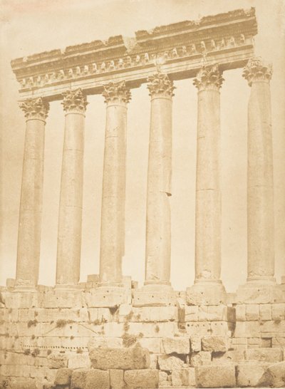 Søjlegang af Solens Tempel, ved Baâlbek Heliopolis, september 1850. af Maxime Du Camp