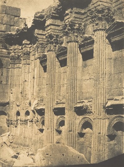 Indvendig søjlegang af Naos i Jupitertemplet ved Baâlbek Héliopolis, 15. september 1850. af Maxime Du Camp