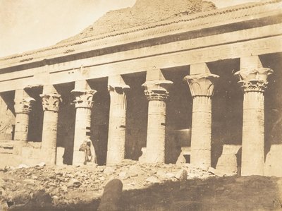 Side søjlegang af gården til Isis-templet i Philae, april 1850. af Maxime Du Camp