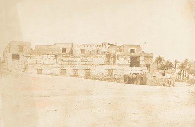 Bolig for besætningen på Luxor-spandrel, bygget på paladsets terrasse, 1849-50. af Maxime Du Camp