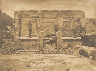 Hypeter af Athor, på terrassen til Dendera Tentyris store tempel, 1849-50. af Maxime Du Camp