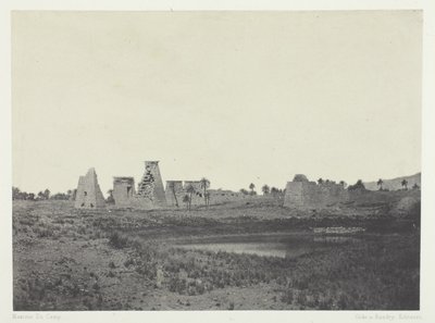 Karnak Palace, South Propylaea; Theben af Maxime Du Camp
