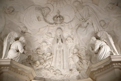 Fatimas helligdom. Interiør af den gamle Fatima-basilika. Kroningen af Jomfru Maria. Portugal. af Maximiano Alves