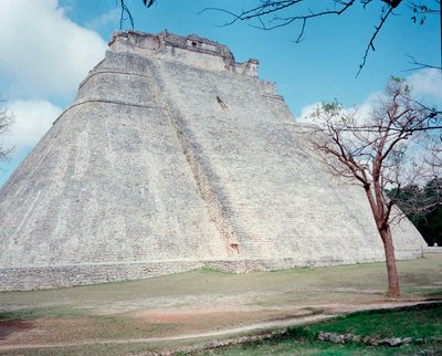 Før colombiansk civilisation: udsigt over det øvre tempel på stedet for Uxmals gamle maya-hovedstad, Puuc-stil. Nord Yucatan 600-900 e.Kr. Mexico af Mayan