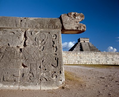 Den store boldlegeplads og i baggrunden castillo, 750-1200 af Mayan
