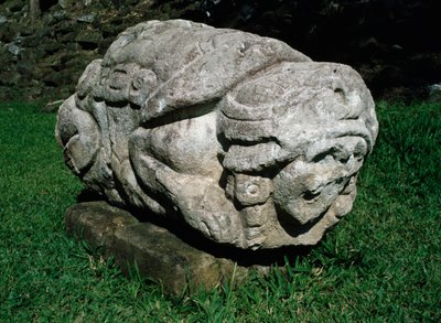 Zoomorfisk alter udskåret i en blok af gres af Mayan