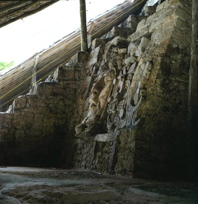 Arkitektonisk maske, Mascaronernes Tempel, Kohunlich, Yucatan-halvøen, Mexico Tidlig klassisk periode (300-600 e.Kr.) (stuk og sten) af Mayan Mayan