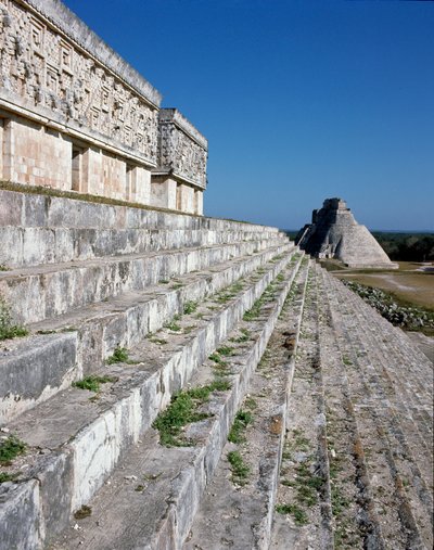 Guvernørpalads og tryllekunstnerens pyramide, 6. århundrede af Mayan Mayan