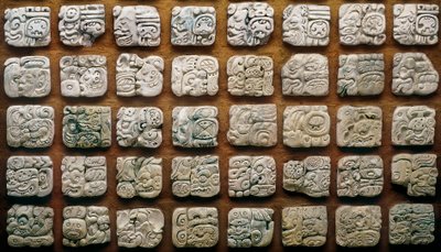 Maya-kalender (320-1697) sammensat af forskellige glyffer (indgraverede sten) af Mayan Mayan