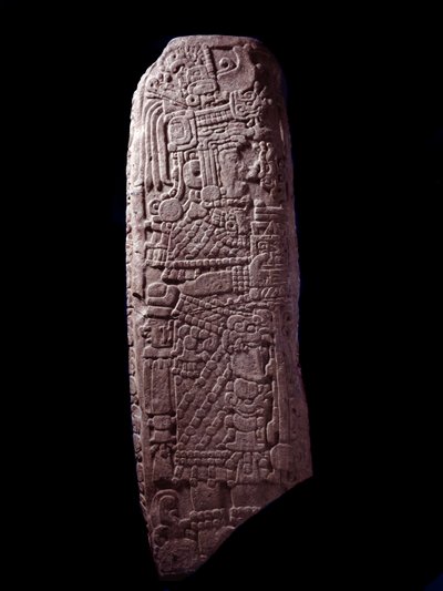 Præcolombiansk kunst, Maya-civilisation, indledende klassisk periode: stenstele 5 fra El Zapote, Peten, Guatemala. Sol. h. 127 cm Guatemala, Museo Nazionale di Archeologia e Etnologia - præcolumbiansk kunst, Maya-civilisation, klassisk periode (ca. 250 til af Mayan Mayan