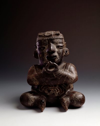 Præcolombiansk kunst, Maya-civilisation, indledende periode: antropomorf lervase forestillende en mand siddende med hænderne samlet i form af en cirkel. Fra Uaxactun, Guatemala. Sol. h. 21,2 x bredde 20,2 cm Guatemala, Museo Nazionale di Archeologia e Etno af Mayan Mayan