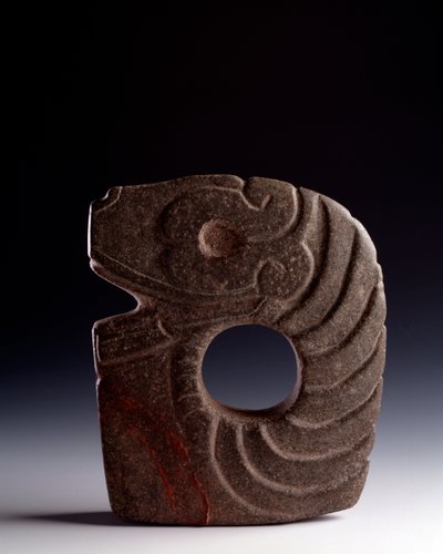 Præcolumbiansk kunst, Maya-civilisation, klassisk periode: zoomorf økse i udskåret sten, der repræsenterer en stiliseret slange. fra Bolivia, Escuintla, Guatemala. Svag. 25 x bredde 21 cm Guatemala, Nationalmuseet for arkæologi og etnologi - præcolumbiansk af Mayan Mayan