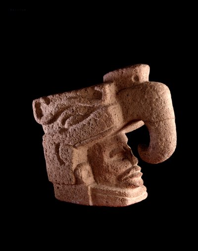 Præcolombiansk kunst, Maya-civilisation, før-klassisk periode: stenskulptur, der forestiller en mands hoved, der rejser sig fra munden på en zoomorf gud, der ligner himmelfuglen. Svag. 38 x bredde. 46 cm Guatemala, Museo Nazionale di Archeologia e Etnologi af Mayan Mayan