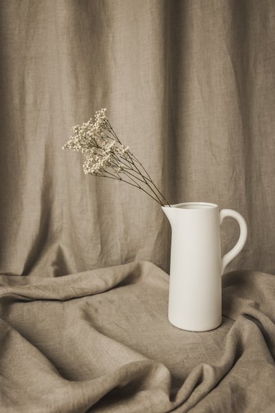 Minimalistisk blomsterstilleben af Mayra Pama