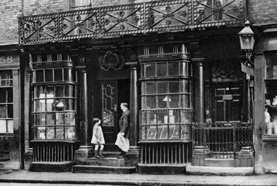 En butiksfront, Artillery Lane, ud for Bishopsgate, London, 1926-1927. af McLeish