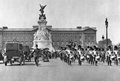 Vagtskifte, Buckingham Palace, London, 1926-1927 af McLeish