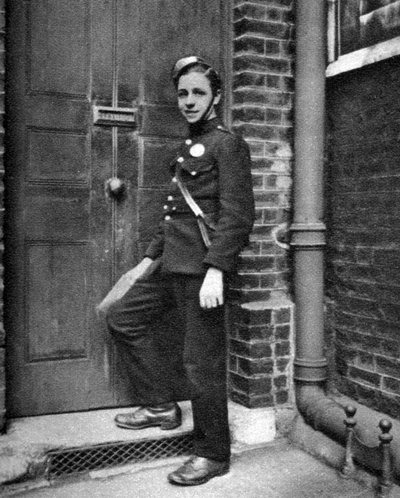 District messenger, London, 1926-1927 af McLeish