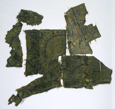 Fragmenter af en Kaftan dækket med et Silkestof med et Senmurv-mønster. Moshchevaya Balka-begravelse M af Medieval Culture of the North Caucasian
