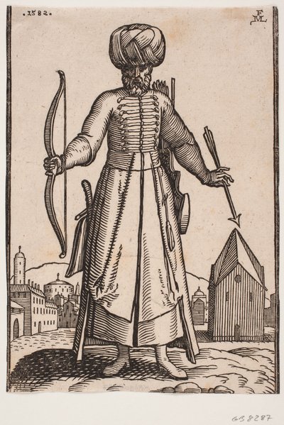 Frontalt set turbanbærende soldat med udbredte arme, stående på en åben plads i en by; i h. hånd holder han en bue, i v. en pil; bag v. skulder et pilekogger, ved h. side en sabel af Melchior Lorck