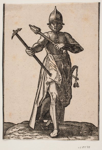 Stående hjelmklædt soldat, frontalt set; i h. hånd en stridshammer, i v. hånd en stridskølle, bageste ben og fod forvredet i forhold til forreste; ved v. side et sværd af Melchior Lorck