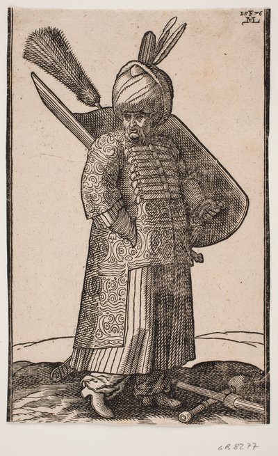 Stående tykmavet soldat, med h. hånd i lommen, vendt mod h.; to fjer i turbanen; ved v. side sværd, på v. arm skjold med fjerbusk; på jorden foran ham ligger stridskølle og lanse over kors af Melchior Lorck