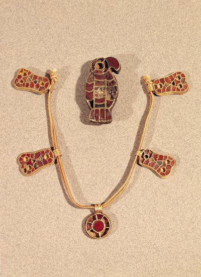 Ørneformet broche og en halskæde, 4.-6. århundrede (guld & cloisonne-emalje) af Merovingian