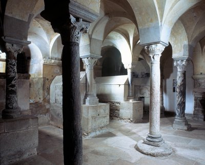 Merovingerkunst: udsigt over krypten i Klosteret Jouarre. 7. århundrede e.Kr. Not og mergel af Merovingian