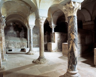 Merovingerkunst: udsigt over krypten i Klosteret Jouarre. 7. århundrede e.Kr. Seine og Marne af Merovingian